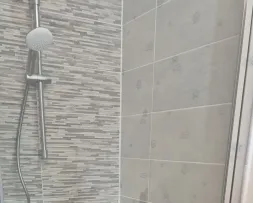 Espace douche  à Bruz vert buisson 